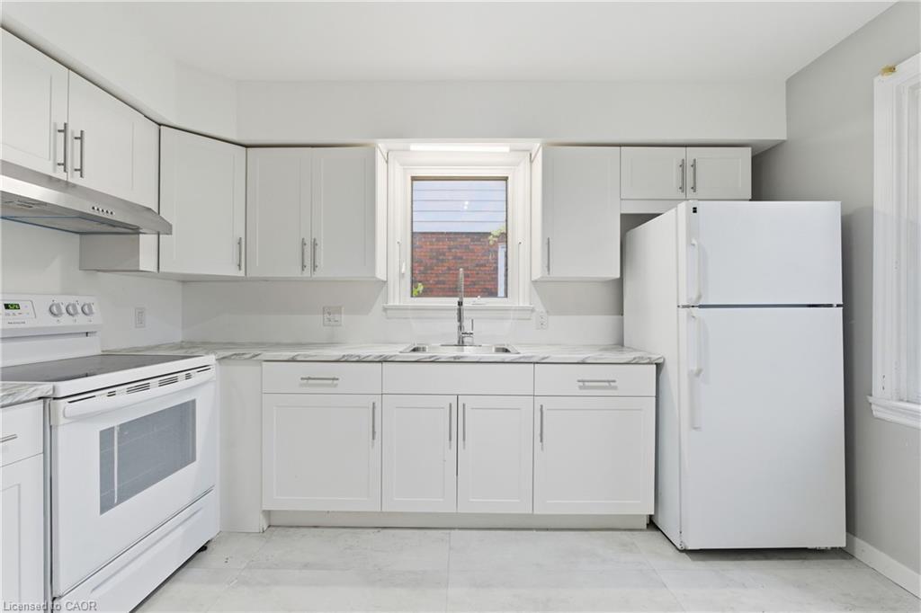 20 Thompson Avenue, Thorold, ON - Indoor Photo Showing Kitchen