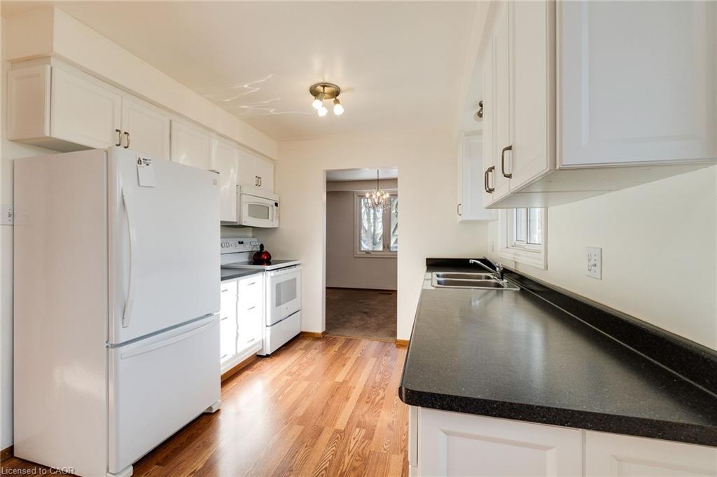286 West 18Th Street, Hamilton, ON - Indoor Photo Showing Kitchen With Double Sink