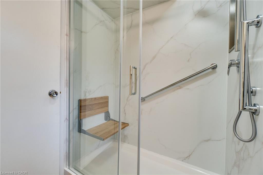 286 West 18Th Street, Hamilton, ON - Indoor Photo Showing Bathroom