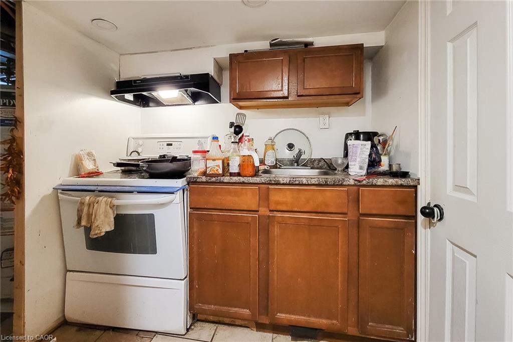 63 Paisley Avenue S, Hamilton, ON - Indoor Photo Showing Kitchen