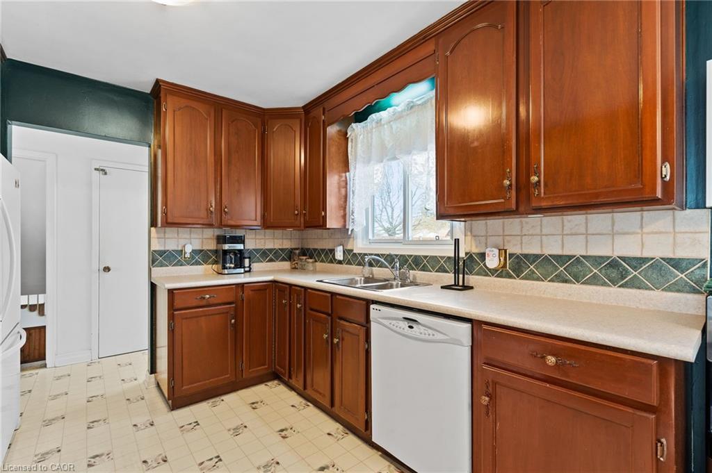 305 Centre Street, Niagara-On-The-Lake, ON - Indoor Photo Showing Kitchen With Double Sink