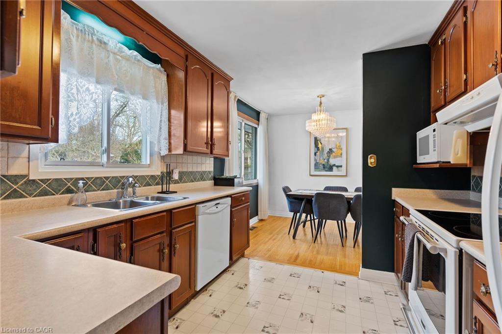 305 Centre Street, Niagara-On-The-Lake, ON - Indoor Photo Showing Kitchen With Double Sink