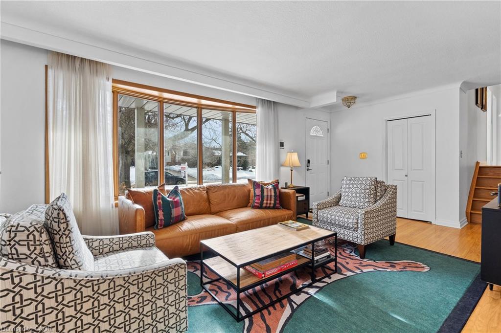 305 Centre Street, Niagara-On-The-Lake, ON - Indoor Photo Showing Living Room