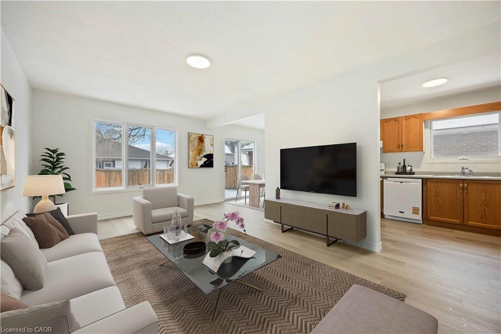 260-266 London Road, Sarnia, ON - Indoor Photo Showing Living Room