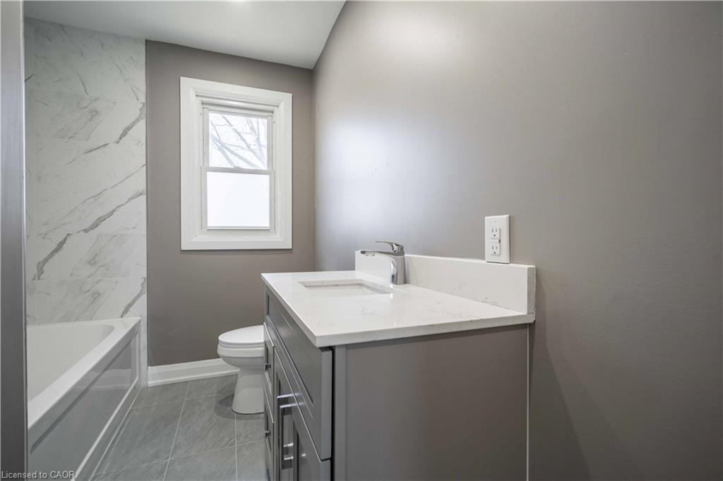 A-1 Hill Place, Hamilton, ON - Indoor Photo Showing Bathroom