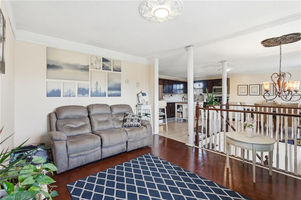 505 Wellington Street N, Hamilton, ON - Indoor Photo Showing Living Room