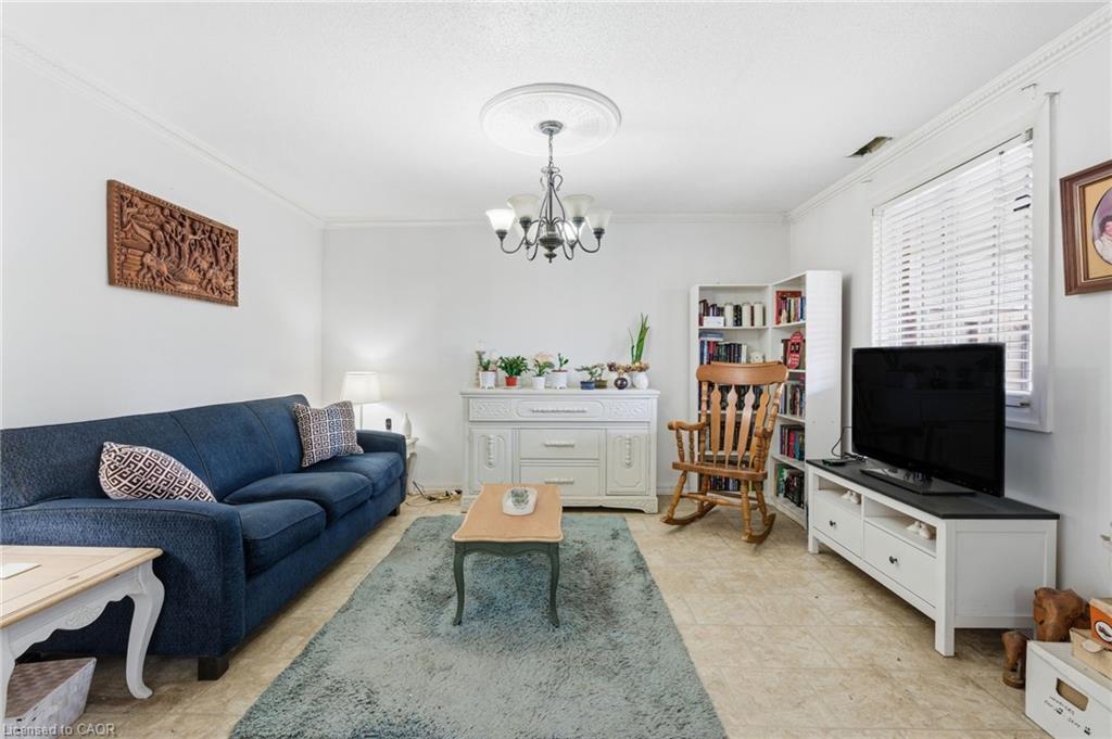 505 Wellington Street N, Hamilton, ON - Indoor Photo Showing Living Room