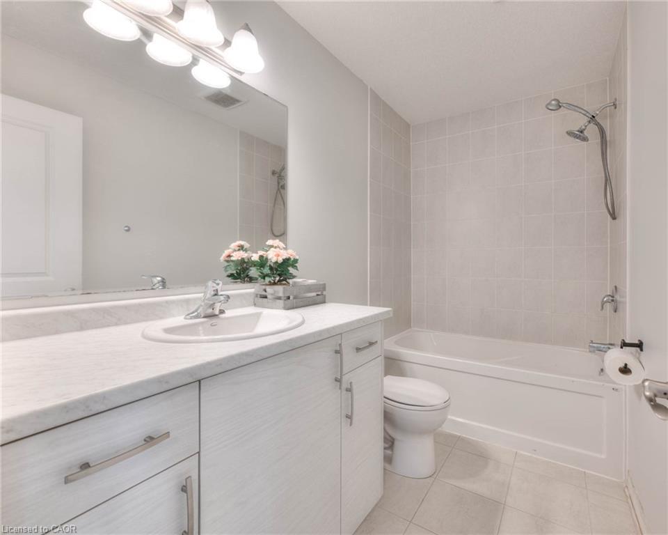 64D-1989 Ottawa Street S, Kitchener, ON - Indoor Photo Showing Bathroom