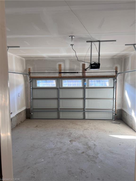 90 Sunflower Crescent, Thorold, ON - Indoor Photo Showing Garage