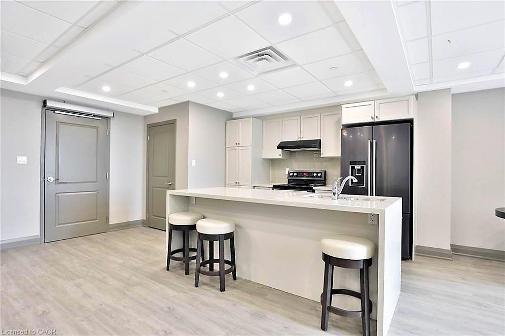 225-101 Shoreview Place, Stoney Creek, ON - Indoor Photo Showing Kitchen