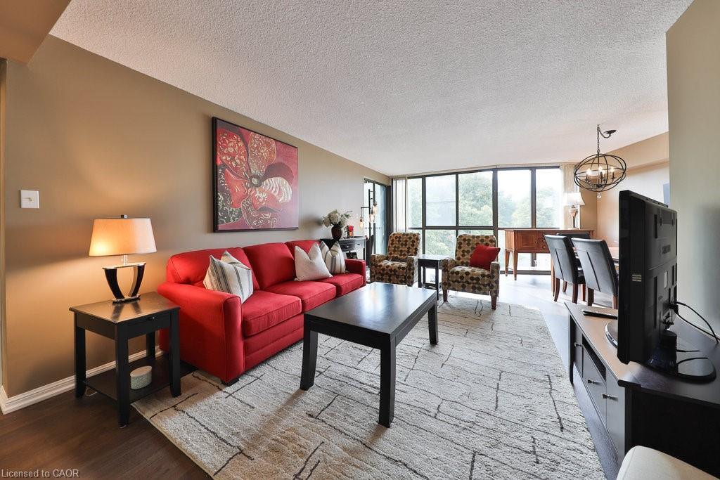 305-1230 Marlborough Court, Oakville, ON - Indoor Photo Showing Living Room