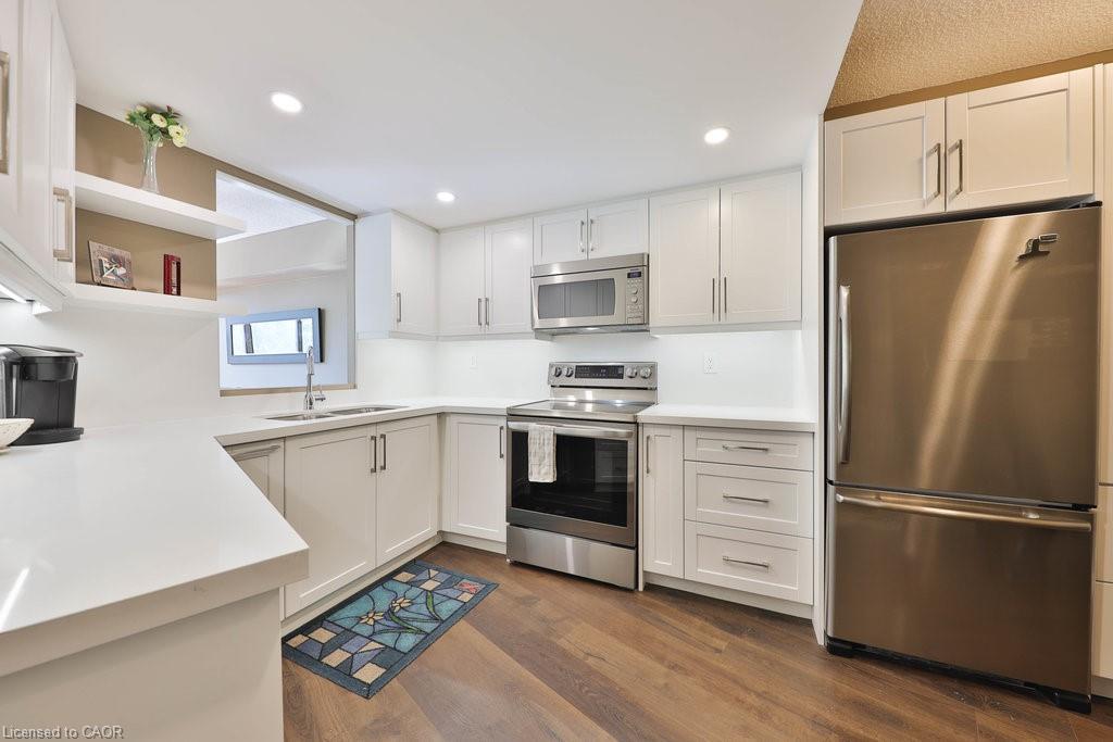305-1230 Marlborough Court, Oakville, ON - Indoor Photo Showing Kitchen With Double Sink With Upgraded Kitchen