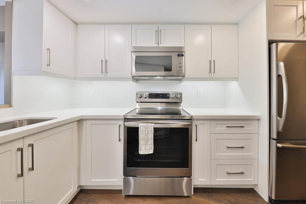 305-1230 Marlborough Court, Oakville, ON - Indoor Photo Showing Kitchen