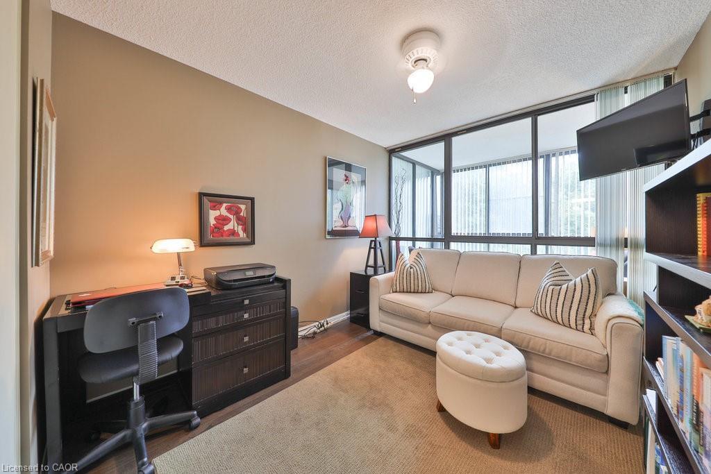 305-1230 Marlborough Court, Oakville, ON - Indoor Photo Showing Living Room