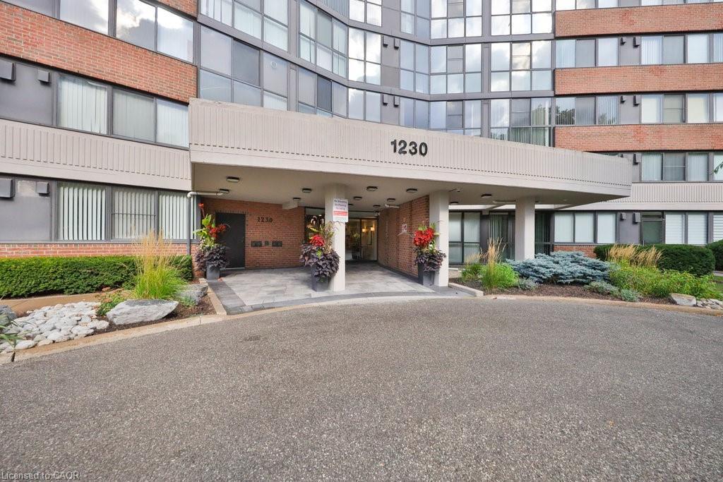 305-1230 Marlborough Court, Oakville, ON - Outdoor