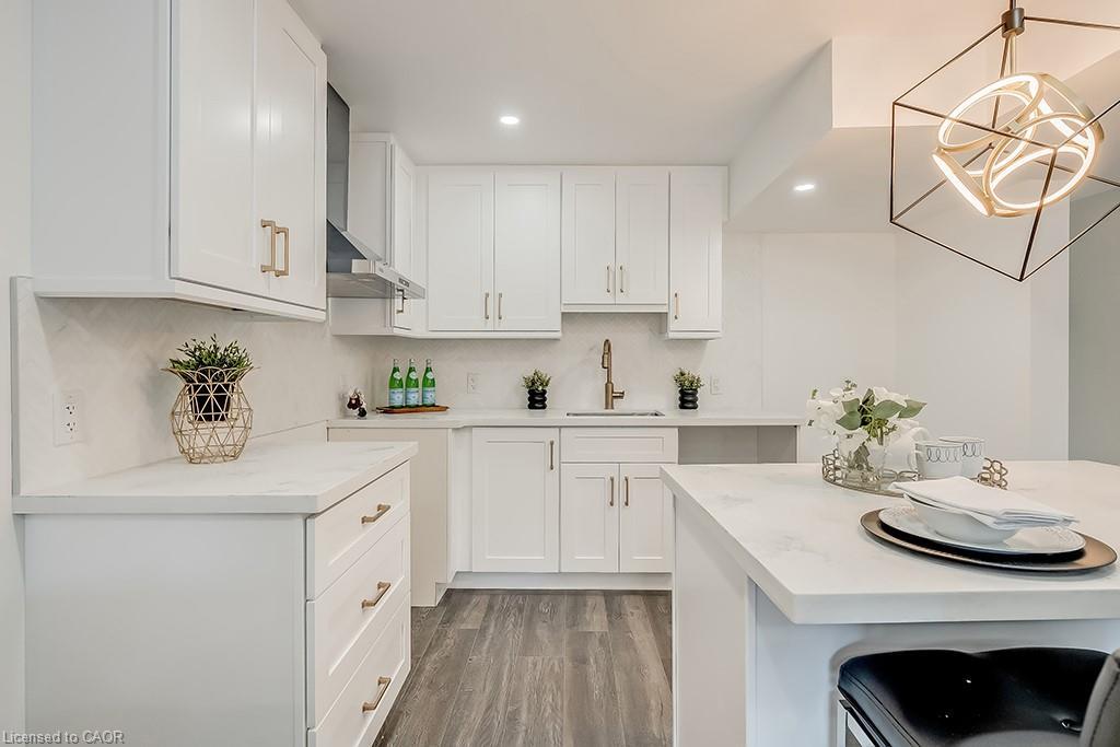 Main-16 Upper Canada Drive, Waterloo, ON - Indoor Photo Showing Kitchen