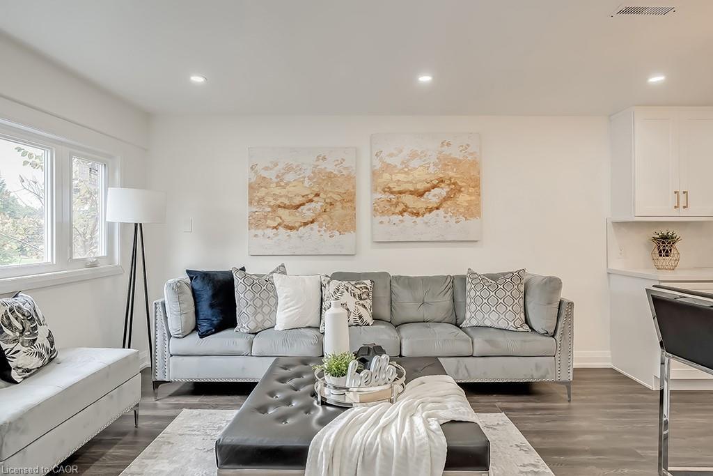Main-16 Upper Canada Drive, Waterloo, ON - Indoor Photo Showing Living Room