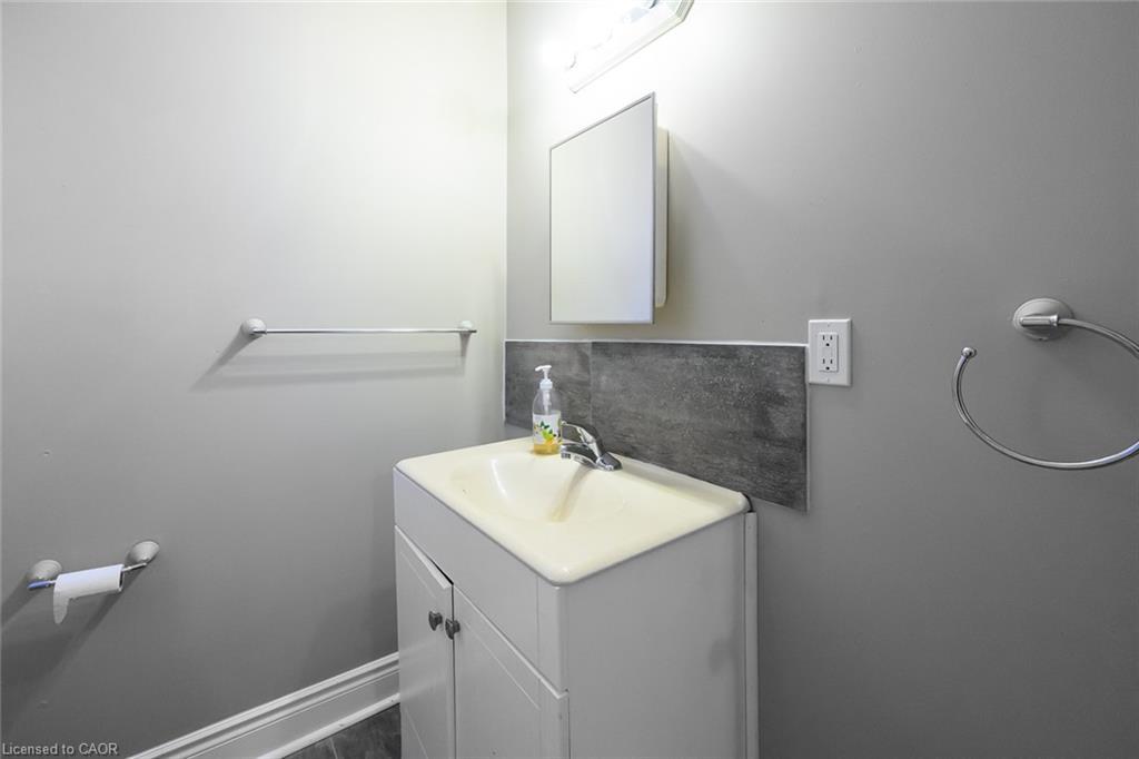 Main-188 Wellington Street N, Hamilton, ON - Indoor Photo Showing Bathroom