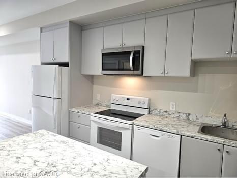 102-50 Herrick Avenue, Niagara Falls, ON - Indoor Photo Showing Kitchen