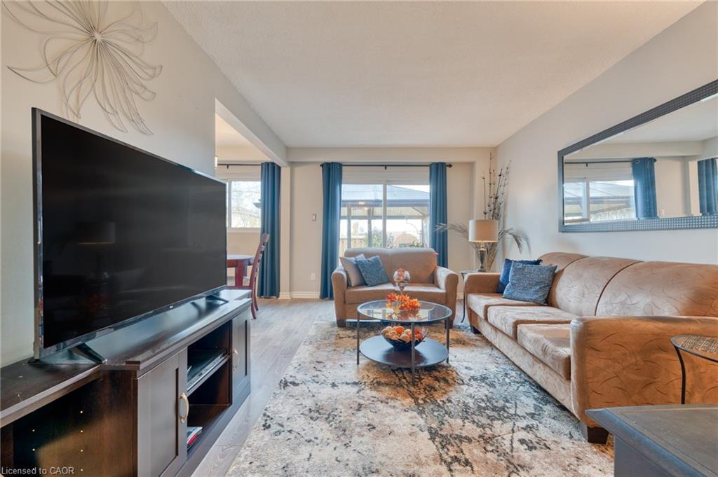 31 Bryna Avenue, Hamilton, ON - Indoor Photo Showing Living Room