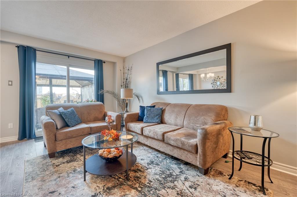31 Bryna Avenue, Hamilton, ON - Indoor Photo Showing Living Room