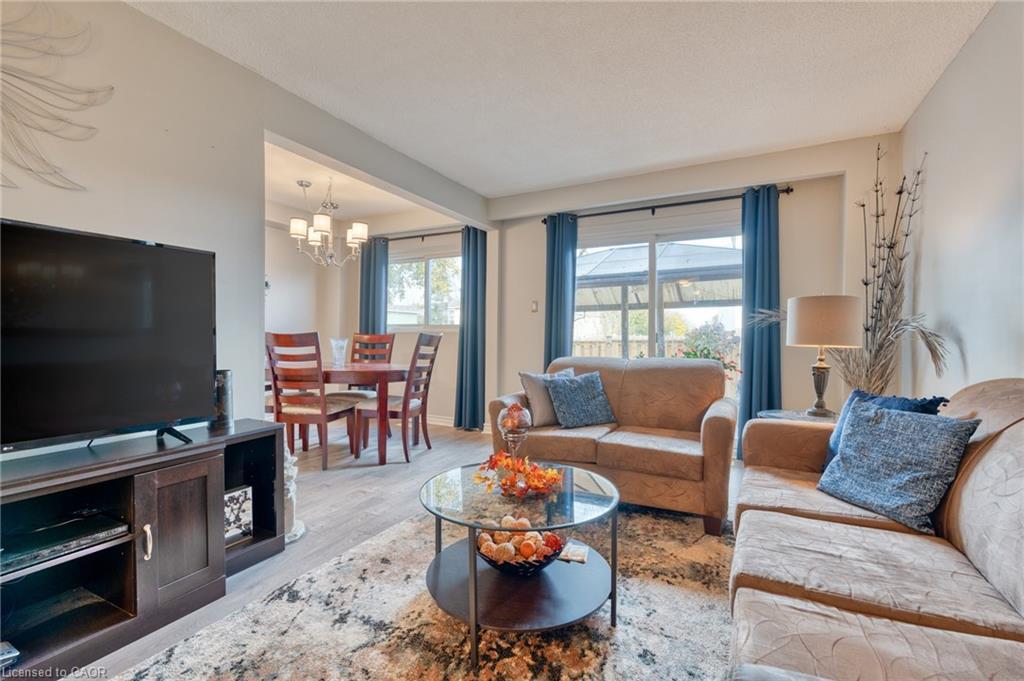 31 Bryna Avenue, Hamilton, ON - Indoor Photo Showing Living Room