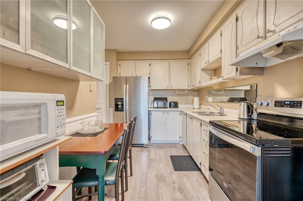31 Bryna Avenue, Hamilton, ON - Indoor Photo Showing Kitchen
