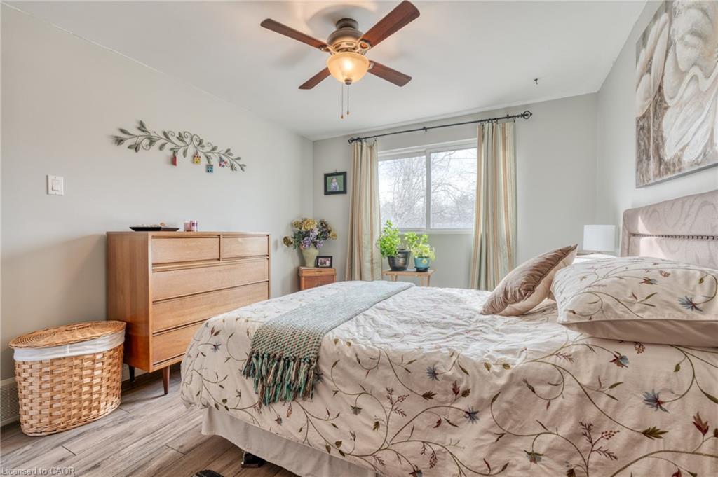 31 Bryna Avenue, Hamilton, ON - Indoor Photo Showing Bedroom