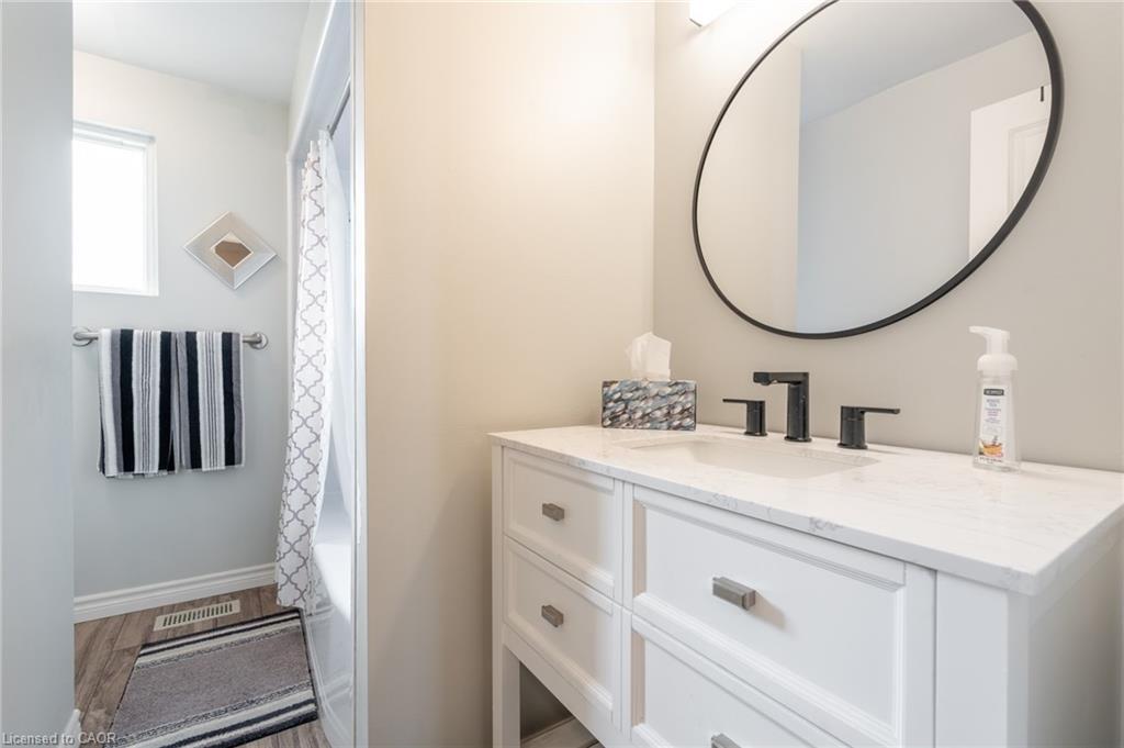 31 Bryna Avenue, Hamilton, ON - Indoor Photo Showing Bathroom