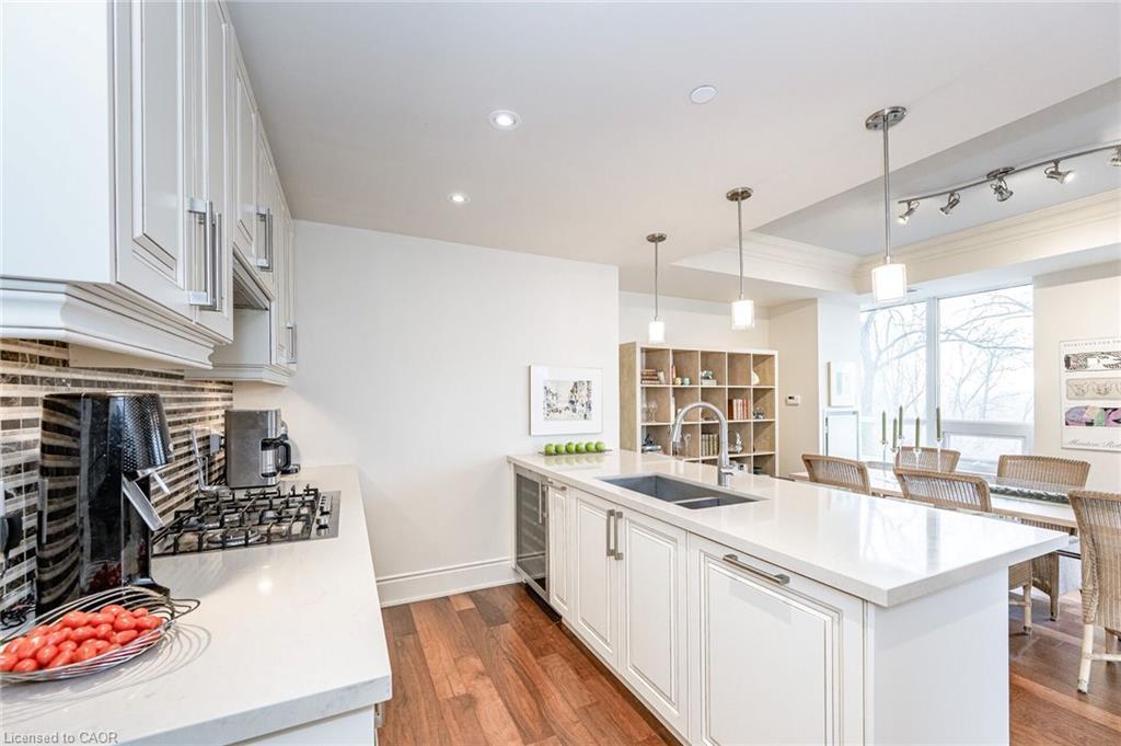 503-3500 Lakeshore Road W, Oakville, ON - Indoor Photo Showing Kitchen With Double Sink With Upgraded Kitchen