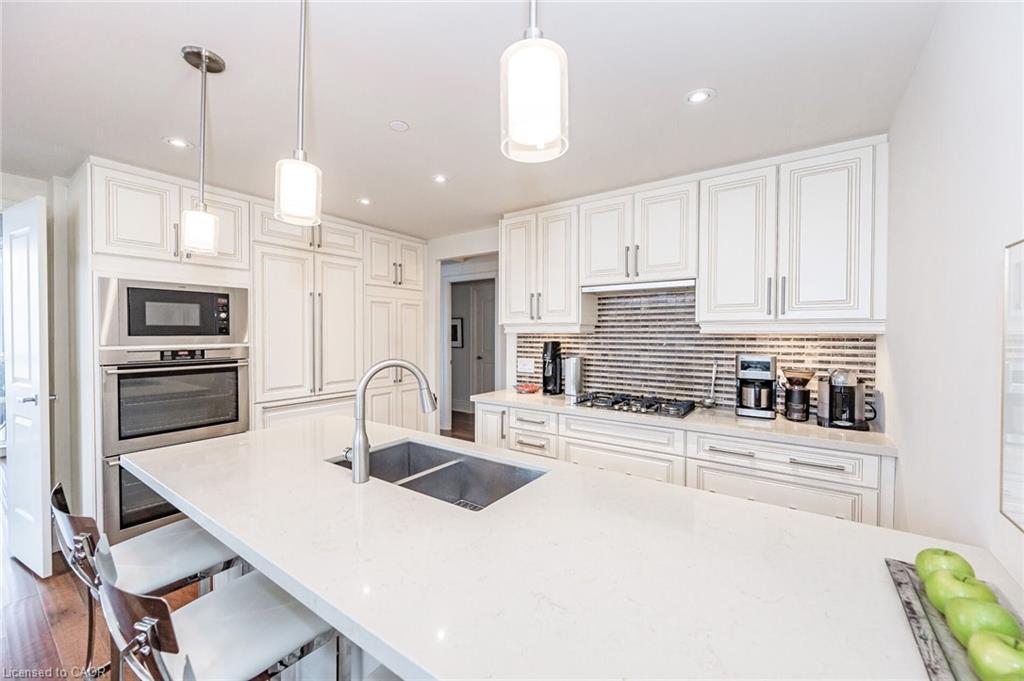 503-3500 Lakeshore Road W, Oakville, ON - Indoor Photo Showing Kitchen With Double Sink With Upgraded Kitchen