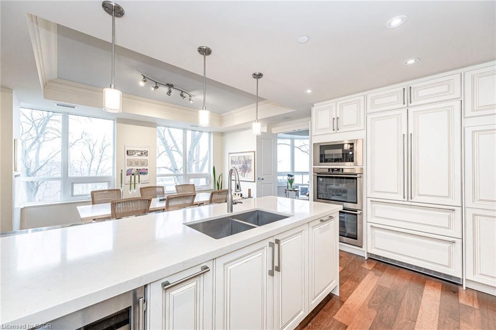 503-3500 Lakeshore Road W, Oakville, ON - Indoor Photo Showing Kitchen With Double Sink With Upgraded Kitchen