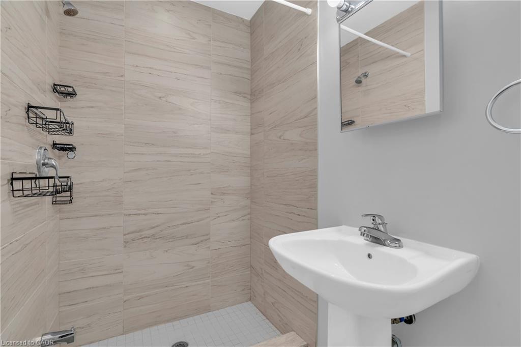 107-58 Beverly Street, Cambridge, ON - Indoor Photo Showing Bathroom