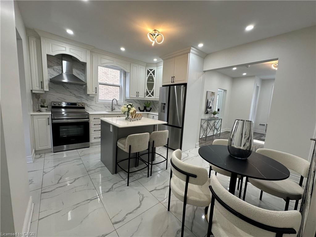 315 Simcoe Street, Woodstock, ON - Indoor