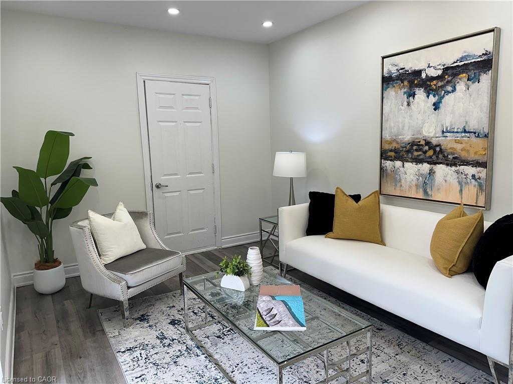 315 Simcoe Street, Woodstock, ON - Indoor Photo Showing Living Room