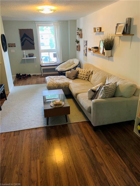465 Macnab Street N, Hamilton, ON - Indoor Photo Showing Living Room