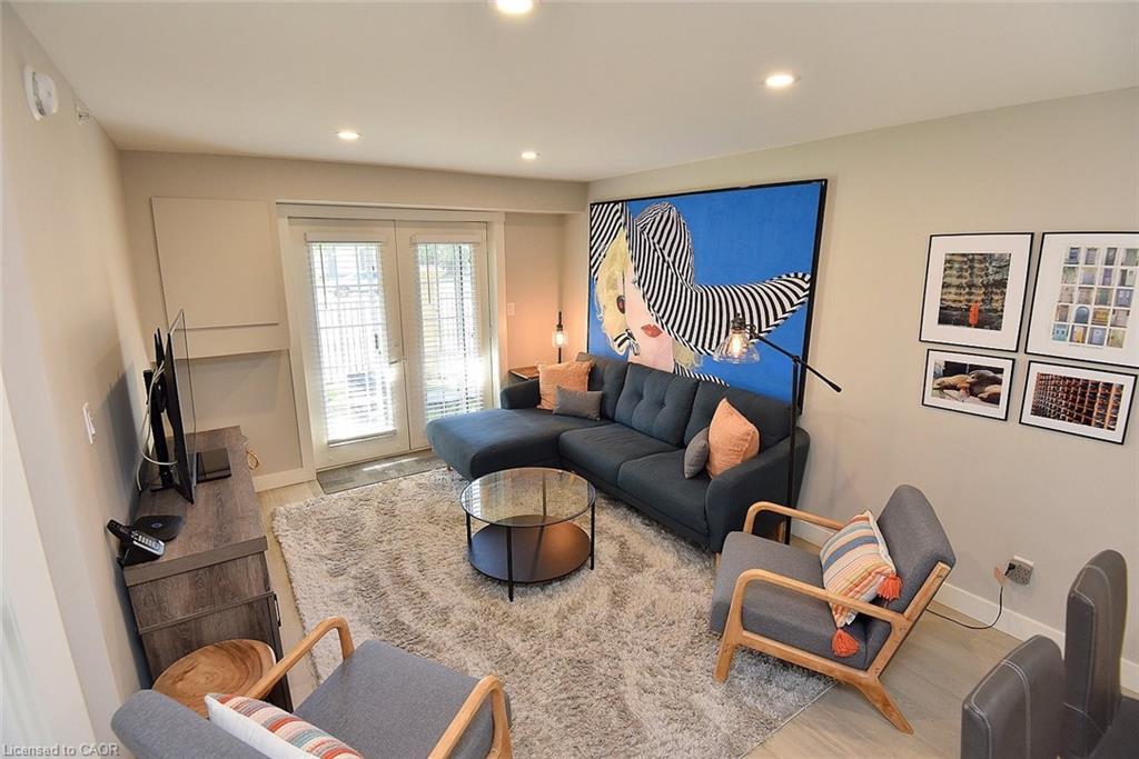 103-2035 Appleby Line, Burlington, ON - Indoor Photo Showing Living Room