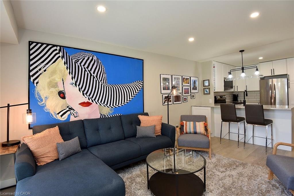 103-2035 Appleby Line, Burlington, ON - Indoor Photo Showing Living Room