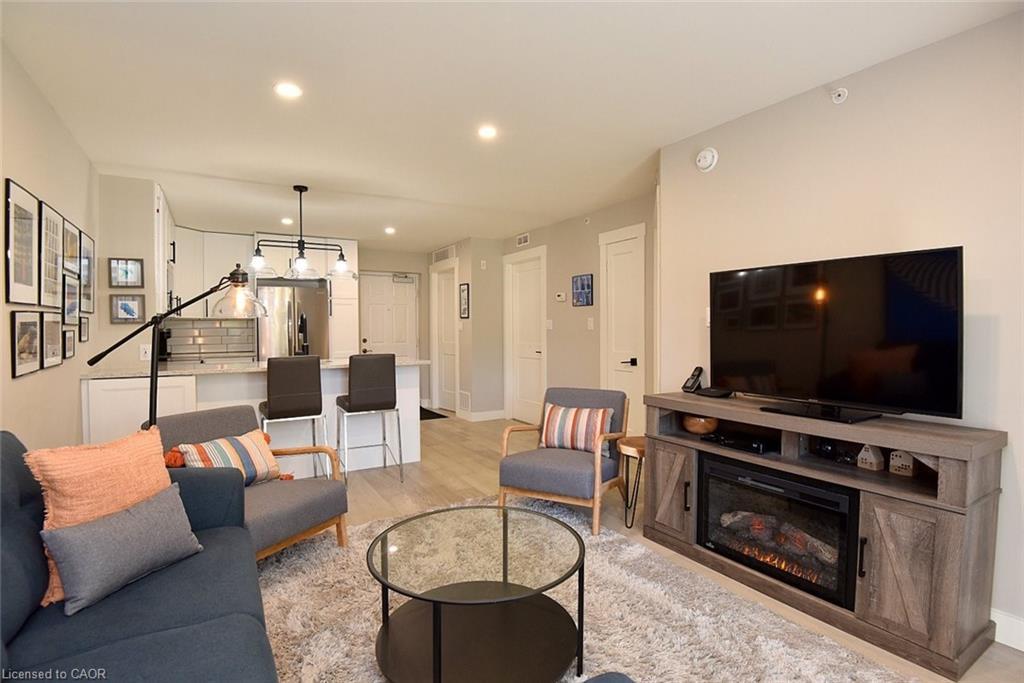 103-2035 Appleby Line, Burlington, ON - Indoor Photo Showing Living Room