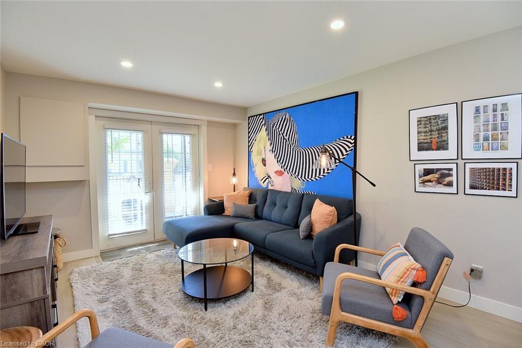 103-2035 Appleby Line, Burlington, ON - Indoor Photo Showing Living Room
