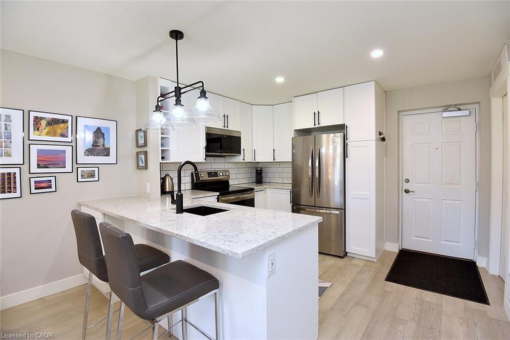 103-2035 Appleby Line, Burlington, ON - Indoor Photo Showing Kitchen With Stainless Steel Kitchen