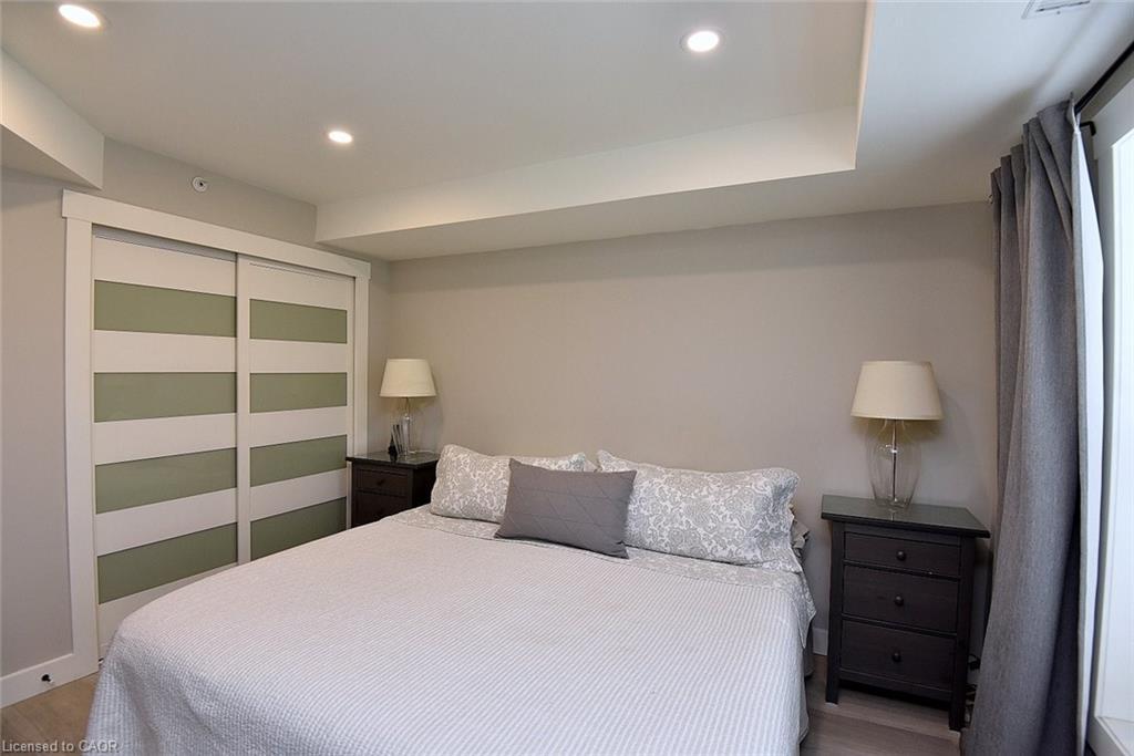 103-2035 Appleby Line, Burlington, ON - Indoor Photo Showing Bedroom