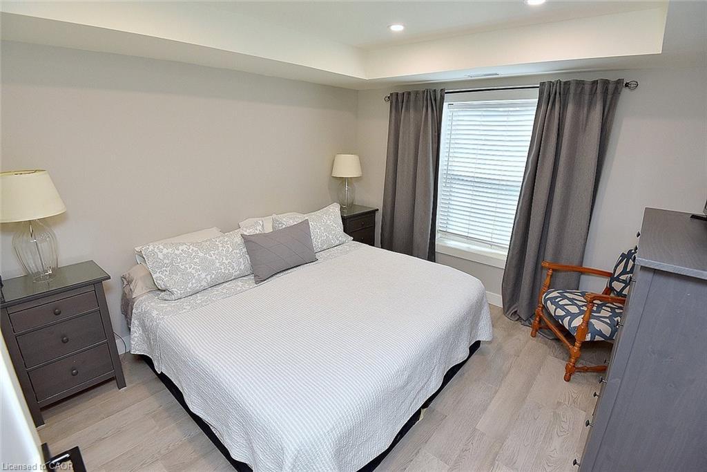 103-2035 Appleby Line, Burlington, ON - Indoor Photo Showing Bedroom