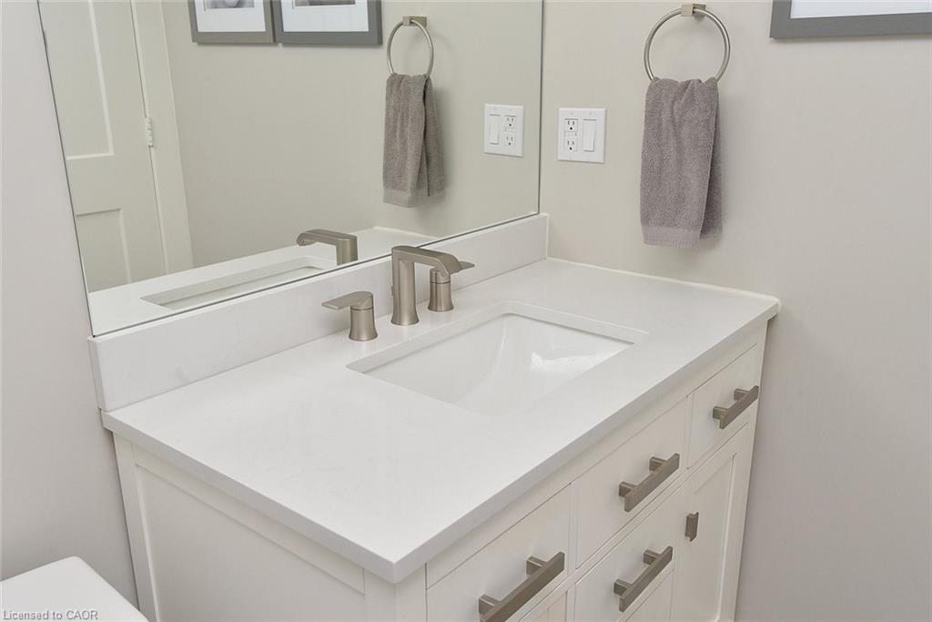 103-2035 Appleby Line, Burlington, ON - Indoor Photo Showing Bathroom