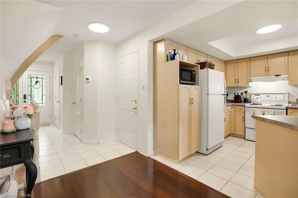 19 Beech Street, Grimsby, ON - Indoor Photo Showing Kitchen