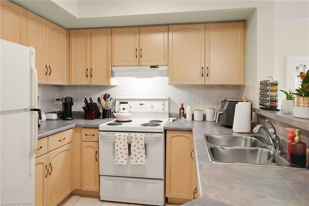19 Beech Street, Grimsby, ON - Indoor Photo Showing Kitchen With Double Sink