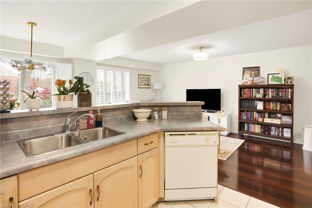 19 Beech Street, Grimsby, ON - Indoor Photo Showing Kitchen With Double Sink