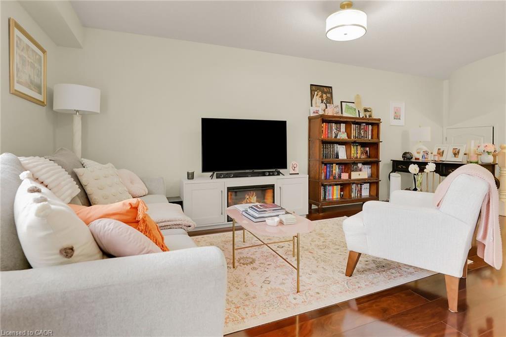19 Beech Street, Grimsby, ON - Indoor Photo Showing Living Room