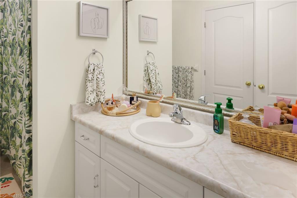 19 Beech Street, Grimsby, ON - Indoor Photo Showing Bathroom