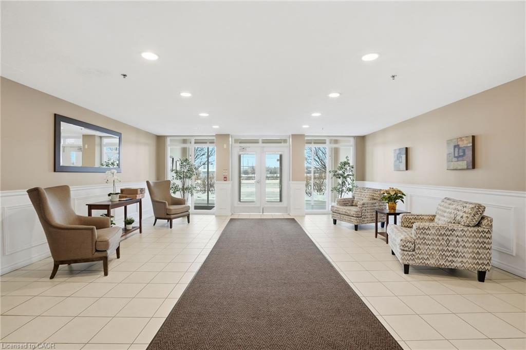 405-4450 Fairview Street, Burlington, ON - Indoor Photo Showing Other Room